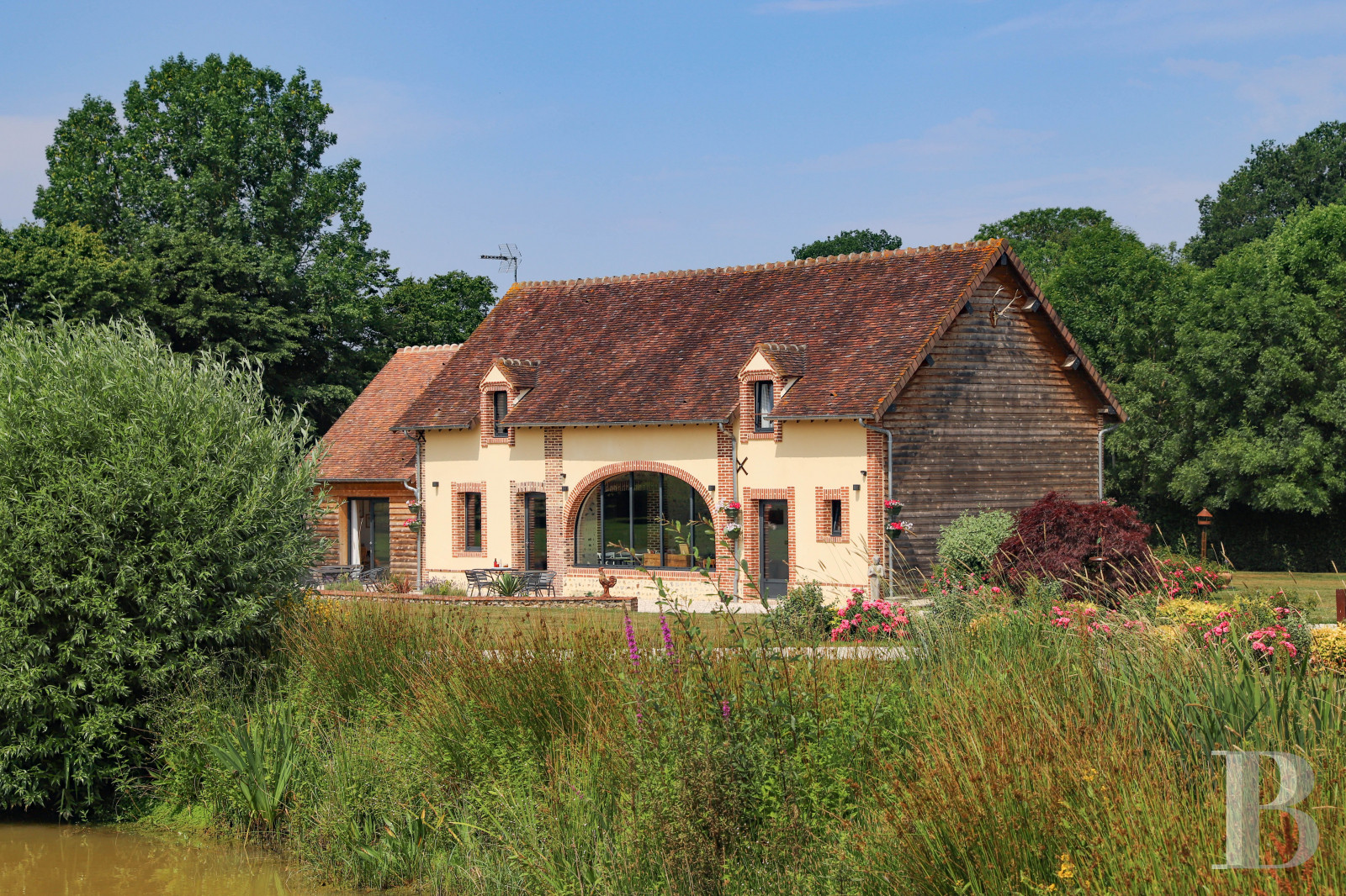 A former 18th century farmhouse with carefully renovated outbuildings on the edge of a forest in Perche - photo  n°5